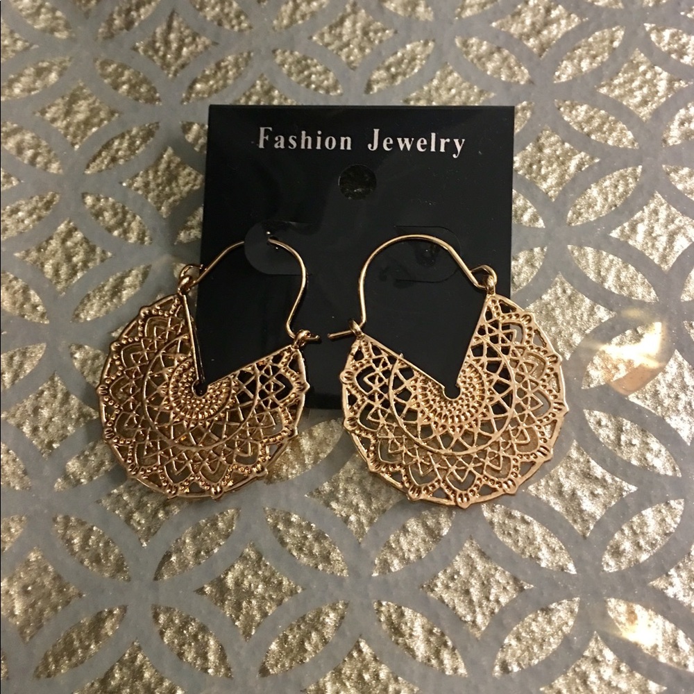 Gold detail fashion earring